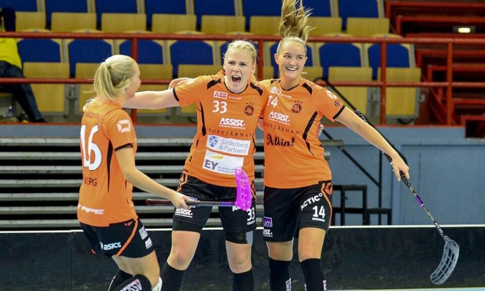 Jennifer Lindholm (i mitten) vrålar ut sin glädje efter att hon skjutit extrapoängen till Rönnby i SSL-premiären. Foto: STEFAN LINDGREN×1 / 5Visa bildtextBild 1 av 5