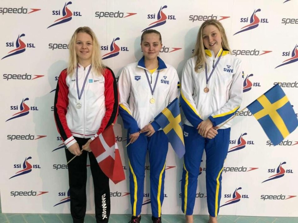 Edith Jernstedt med guldmedaljen runt halsen (Ellen Nielsen, Danmark, silver och Wilma Johansson, brons) efter att ha simmat hem 200 m medley vid Nordiska juniormästerskapet på Island. Segertiden 2.15,12 var endast två sekunder från Frida Berggrens klubbrekord. Totalt blev det hela sex medaljer för den 15-åriga VSS-tjejen. Foto: Swedish Swim Team
