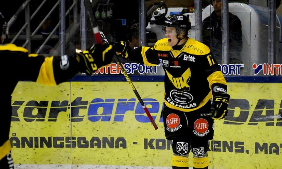 William Wikman jublar efter att han fastställt VIK:s segersiffror till 5–2 med sitt andra mål i matchen. Foto: STEFAN LINDGREN