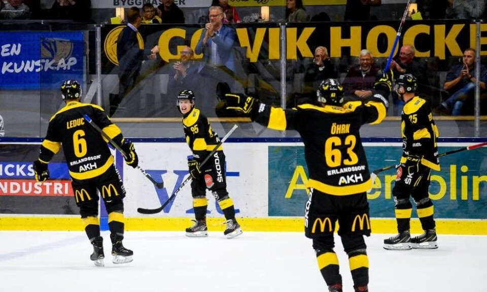 Gustav Lindberg (95) har precis gjort premiärmålet i årets hockeyallsvenska med ett rejält slagskott i numerärt överläge. Foto: Stefan Lindgren