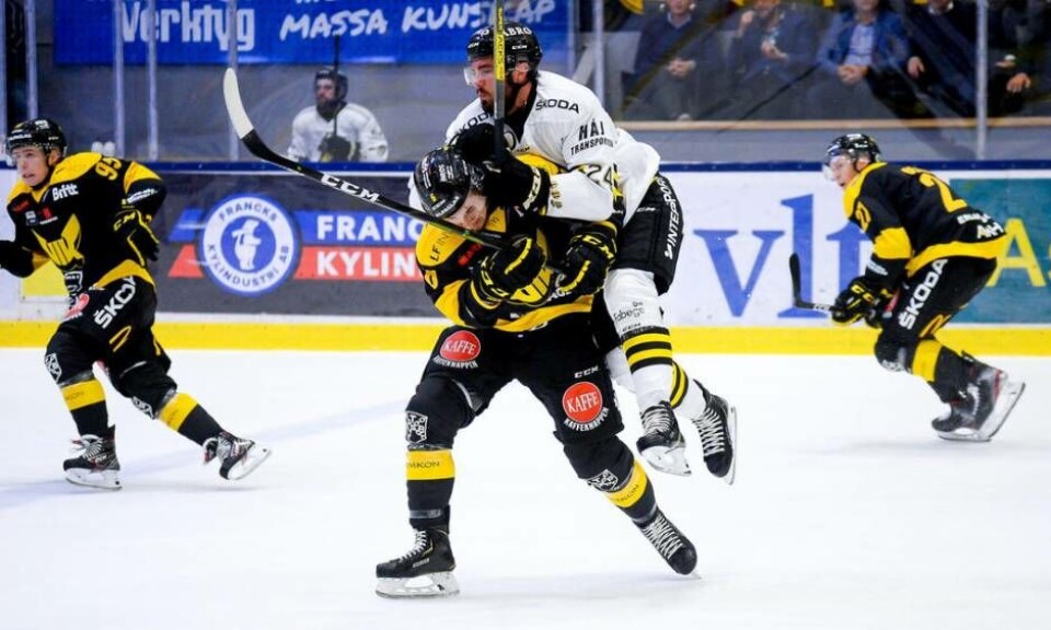 Jerome Leduc bjuder en AIK-spelare på en rejäl tryckare. Foto: STEFAN LINDGREN