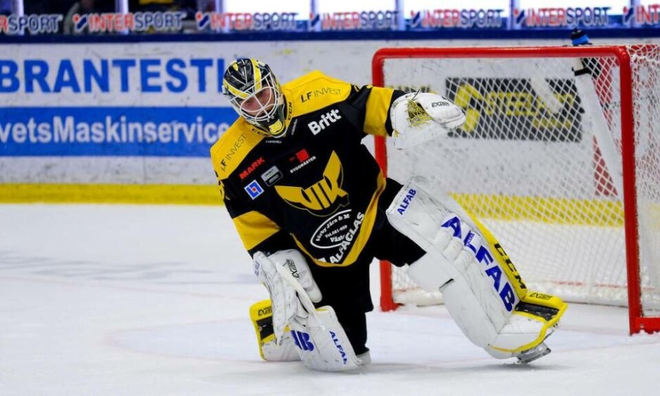 VIK-keepern Emil Kruse räddade laget i andra perioden när AIK-pressen stundtals var stor. Foto: STEFAN LINDGREN