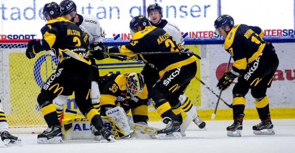 Får nya tränare. VIK hockey har under söndagen valt att byta ut hela tränarstaben.