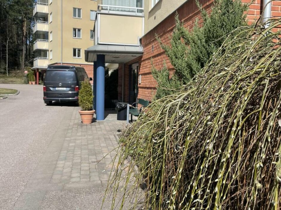Polisens tekniker på plats vid adressen där det misstänkta mordet ägt rum. Foto: Jonas Edberg