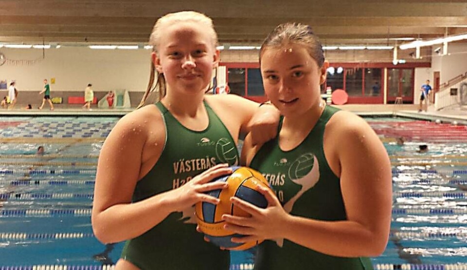 Josefin Svennblad och Hedda Hallencreutz – nyblivna svenska juniormästare i vattenpolo. Foto: VSS