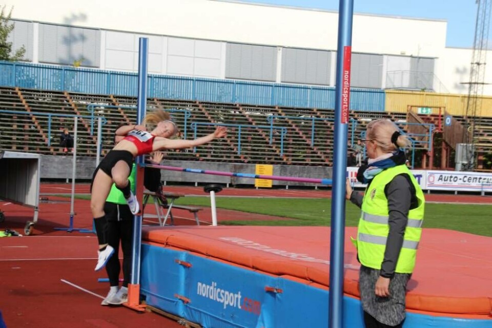 Blåsten ställde till det en del för höjdhopparna och övriga atleter på Arosvallen i söndags. Funktionärerna fick hålla i höjdhoppsribban för att den skulle ligga kvar … Foto: Jonas Bergkvist