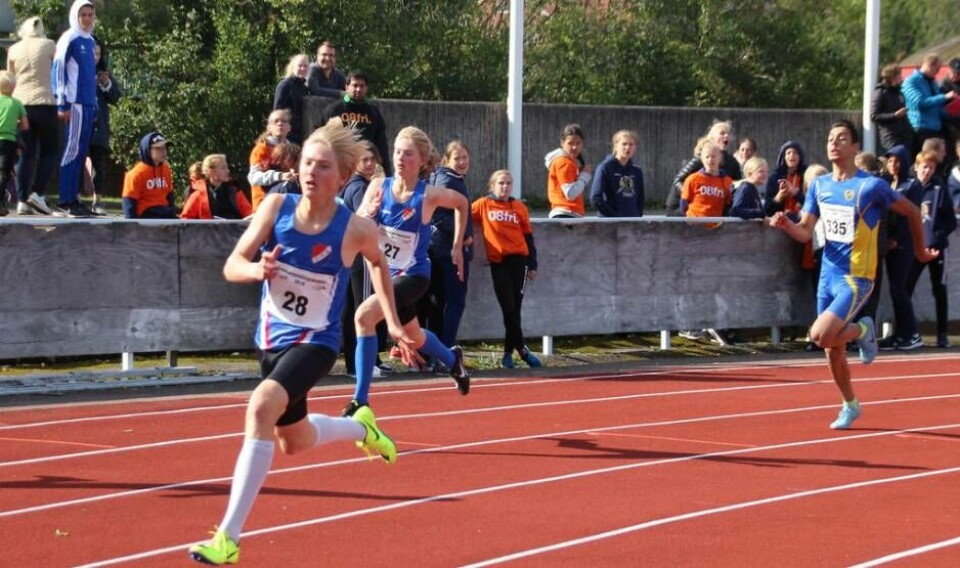 Mångsysslaren Mikola Ahlgren, VFK (tröja 335), plockade poäng i detta 300-meterslopp samt även i längd, tresteg och slägga i P14. Foto: Jonas Bergkvist