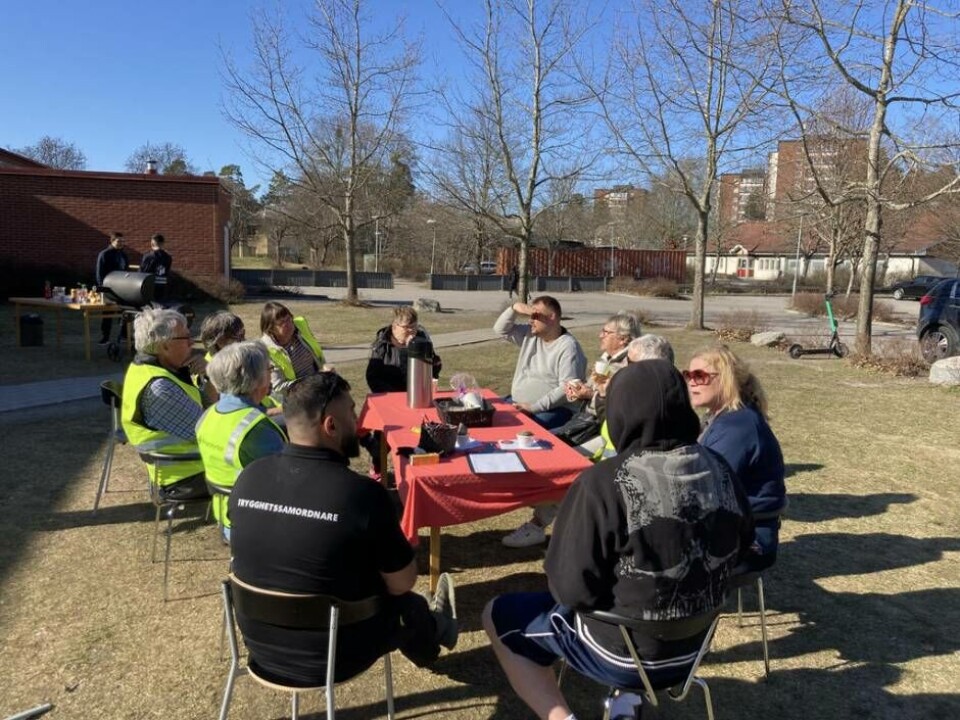 Trivsamt i solen. Seniorerna från Hyresgästföreningen pustade ut med kaffe i vårsolen efter att ha deltagit i städningen.