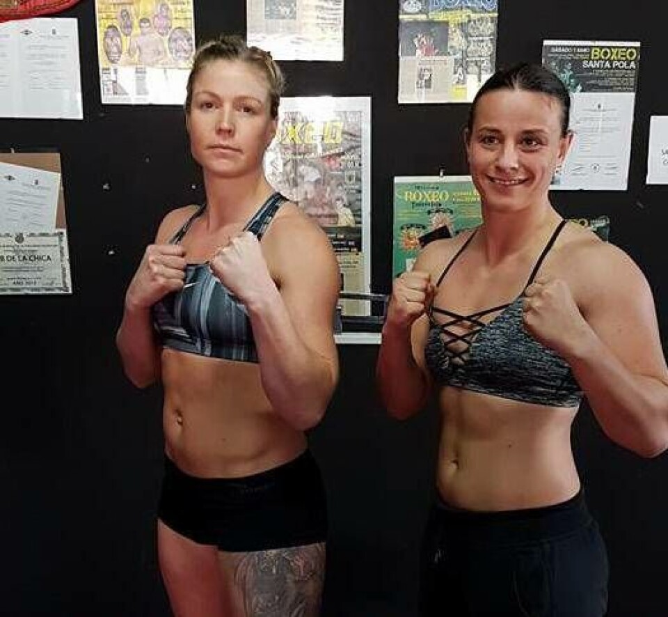 Elin Cederroos och motståndaren Ester Konečná före proffsmatchen i Spanien i lördags. Foto: Rapid Promotions×1 / 2Visa bildtextBild 1 av 2