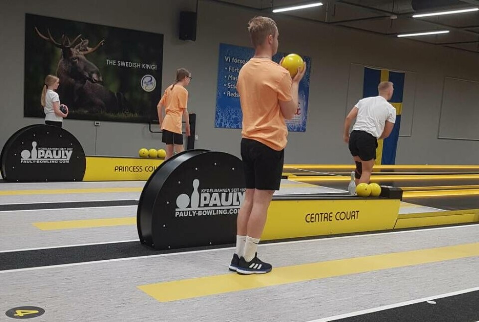 Full aktivitet när SM i flera klasser i 9-pin bowling avgjordes i hallen på Finnslätten. Foto: Minna Barkenskiöld