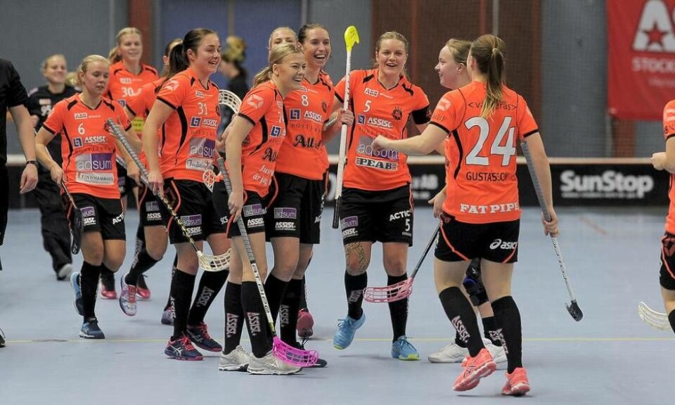 Rönnbys innebandydamer hoppas att få jubla mycket under kommande säsong. De tippas sexa i SSL-tabellen av motståndartränarna – och själva vill de ta ett kliv framåt jämfört med de senaste säsongerna.. Foto: Stefan Lindgren