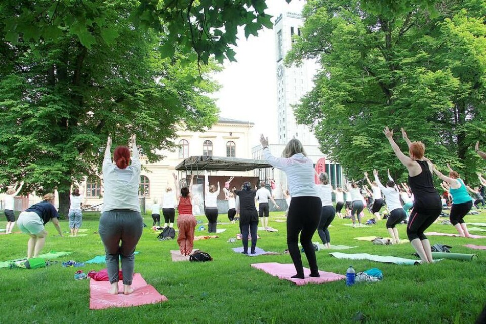 Stadsyoga. Många deltog under utomhuspasset med stadshuset som kuliss. Foto: Sandra Fonnisson