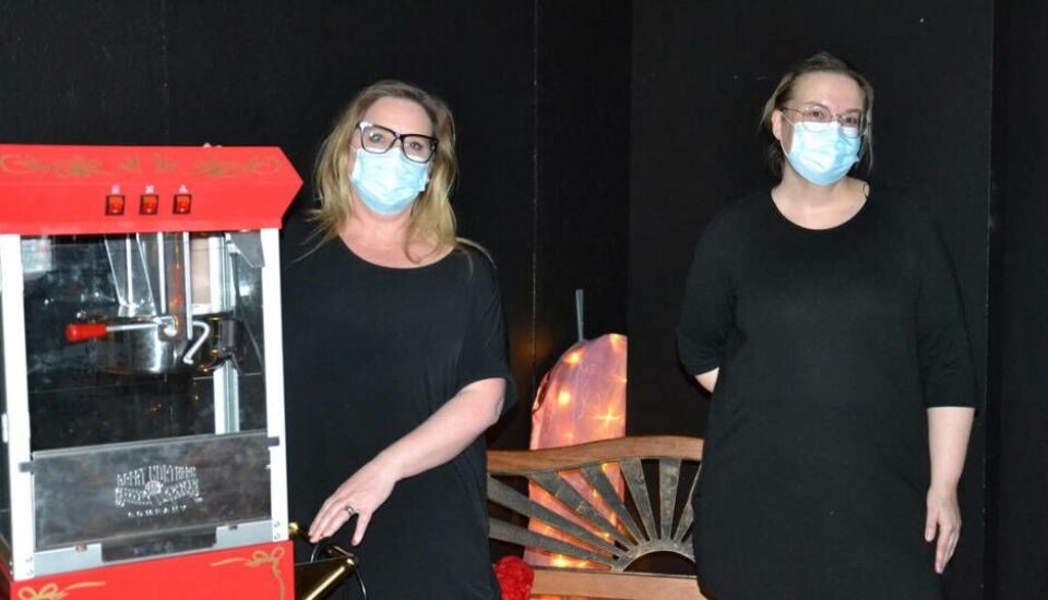 Mervi Kitti Alm och Anna Karin Brandberg Olsson vid den förtrollade skogens popcornmaskin. Foto: Helena Andersson×1 / 2Visa bildtextBild 1 av 2