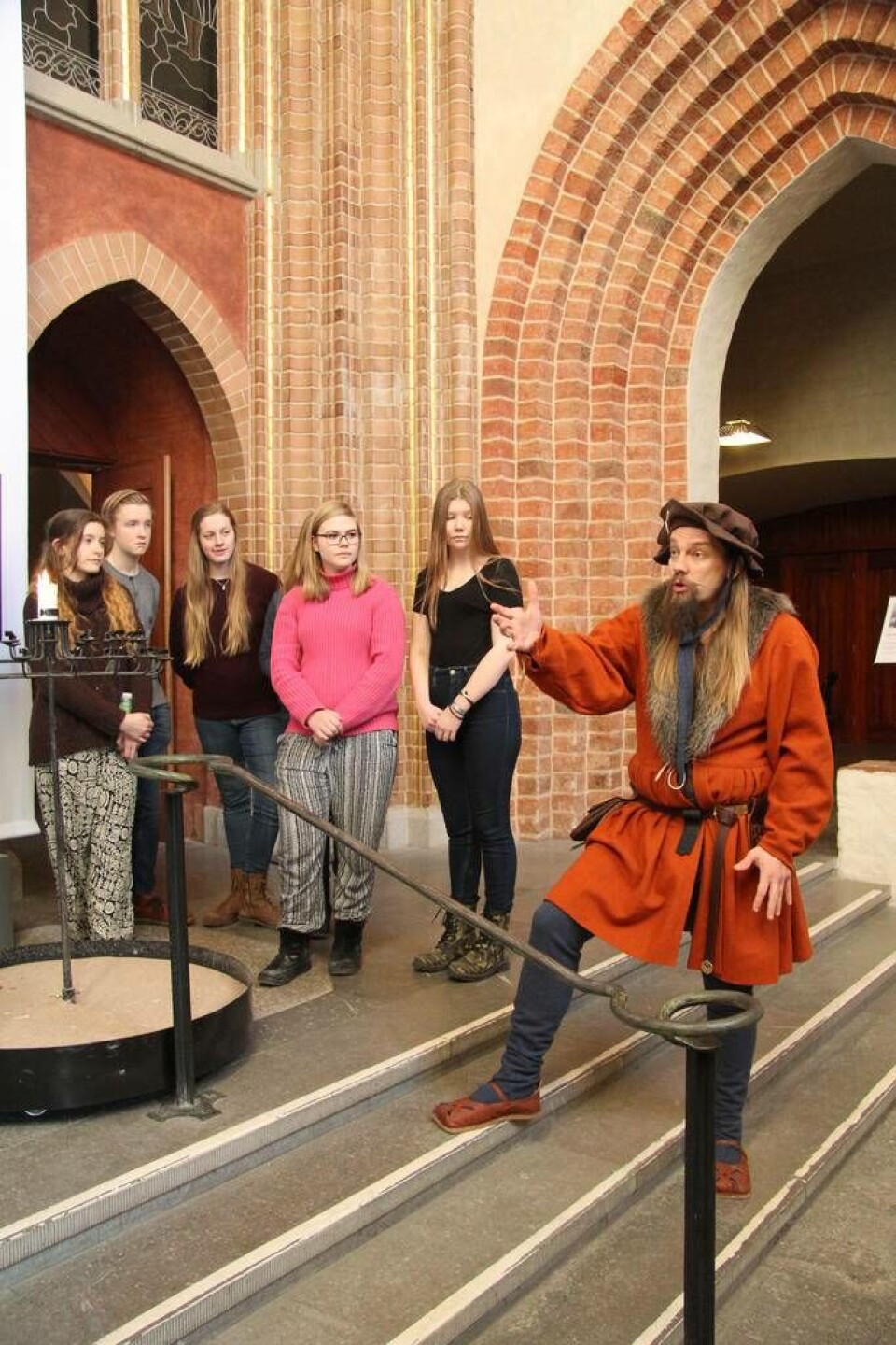 Figuren Jörgen Buntmakare, spelad av Qla Zetterberg, berättar om reformationen. Foto: Helena Andersson×1 / 3Visa bildtextBild 1 av 3