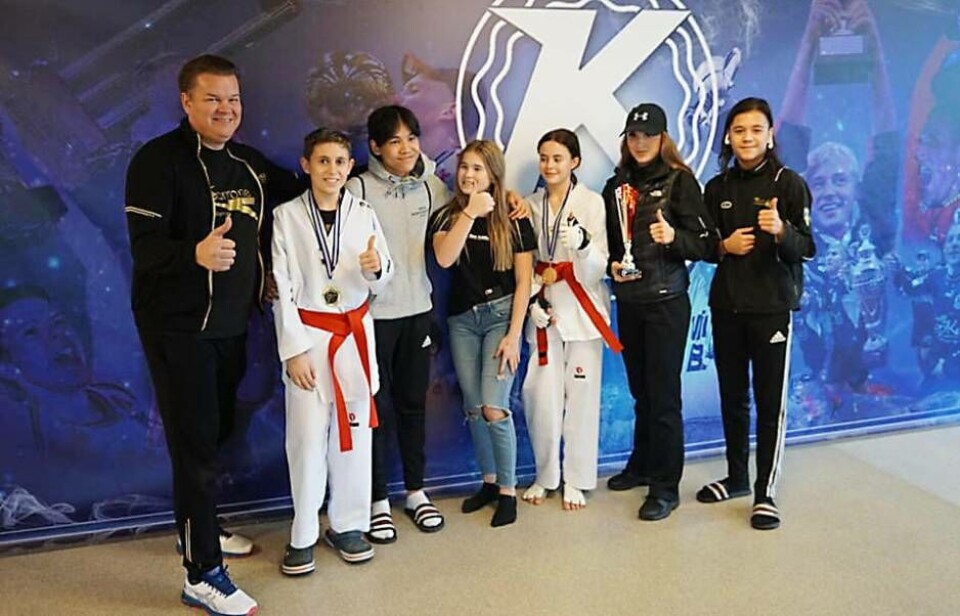 Stora NM-framgångar. Coachen Jacob Asp med de framgångsrika adepterna Nicola Aranki, Jesper Laloknam, Nelly Asp, Nathalie Aranki, Hanna Asp och Jesper Laloknam. Foto: Privat