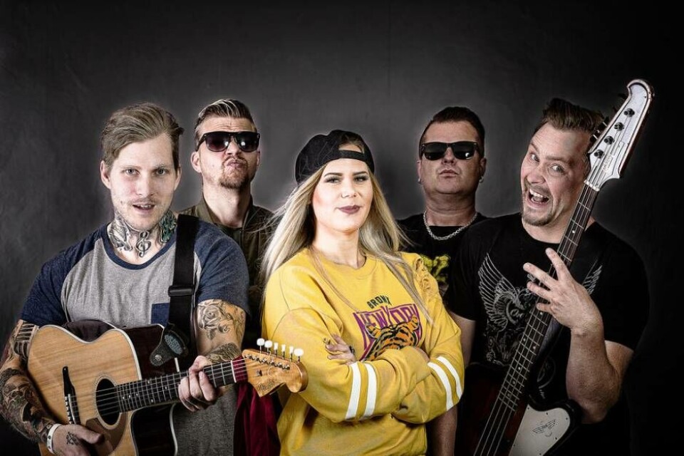 Sofie och Dom där. Sofie Svensson från Irsta slog igenom med sina låtar på Youtube och Facebook. Nu har hon satt ihop ett eget band som hon är ute och spelar med. Foto: Benny Blomqvist