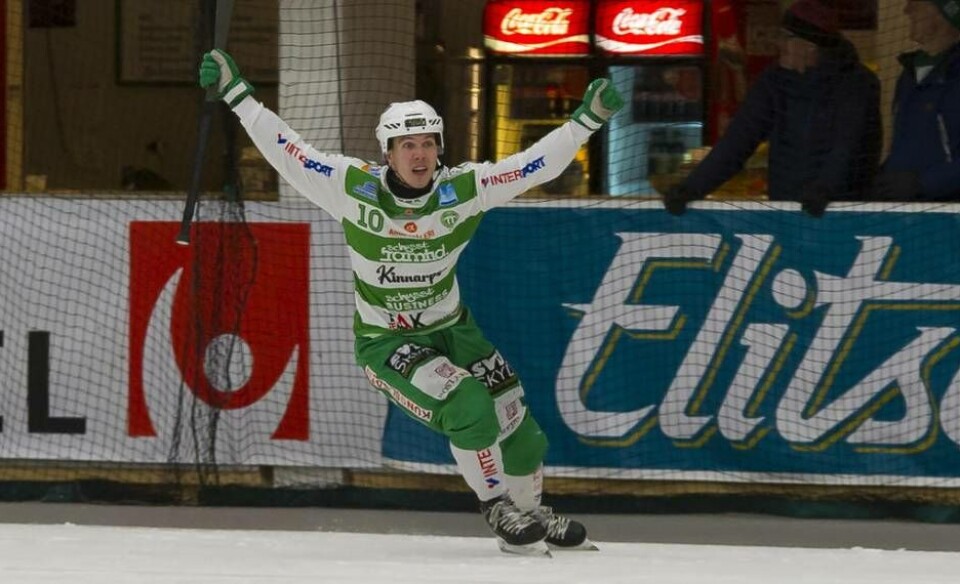 Ted Bergström var stekhet i fredagens derby i ABB Arena Syd. Innan matchen var över hade Bergström stänkt dit fem mål och var högst bidragande till VSK:s 11–5 seger över Tillberga. Foto: Stefan Lindgren×1 / 6Visa bildtextBild 1 av 6