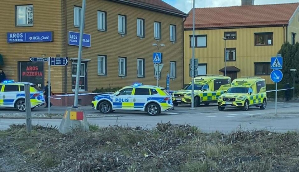 Insats. Det var ett stort polispådrag efter skottlossningen på pizzerian vid Vasagatan under fredagskvällen. Foto: Sara Dahlström (LÄSARBILD)