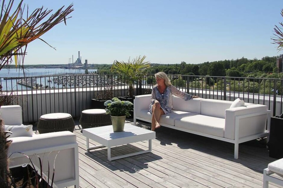 Plats att njuta på. Marit Stjernberg njuter på sin terrass med Västerås i bakgrunden. Foto: Helena Andersson