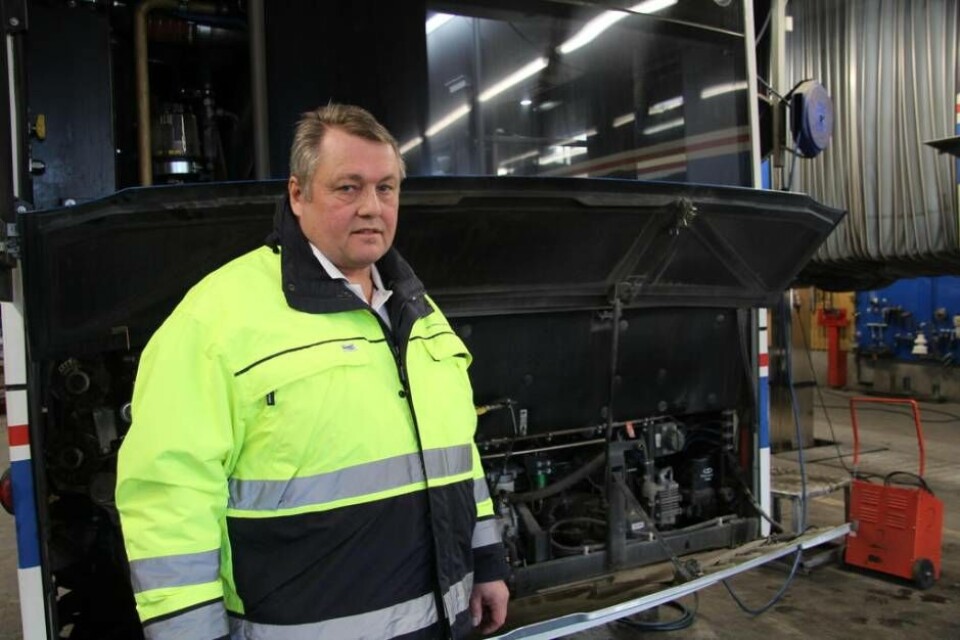Plåtslagare och mekaniker fattas i VLs verkstad. Hans Nordin chef för utbildning och rekrytering på VL söker fler. Foto: Helena Andersson