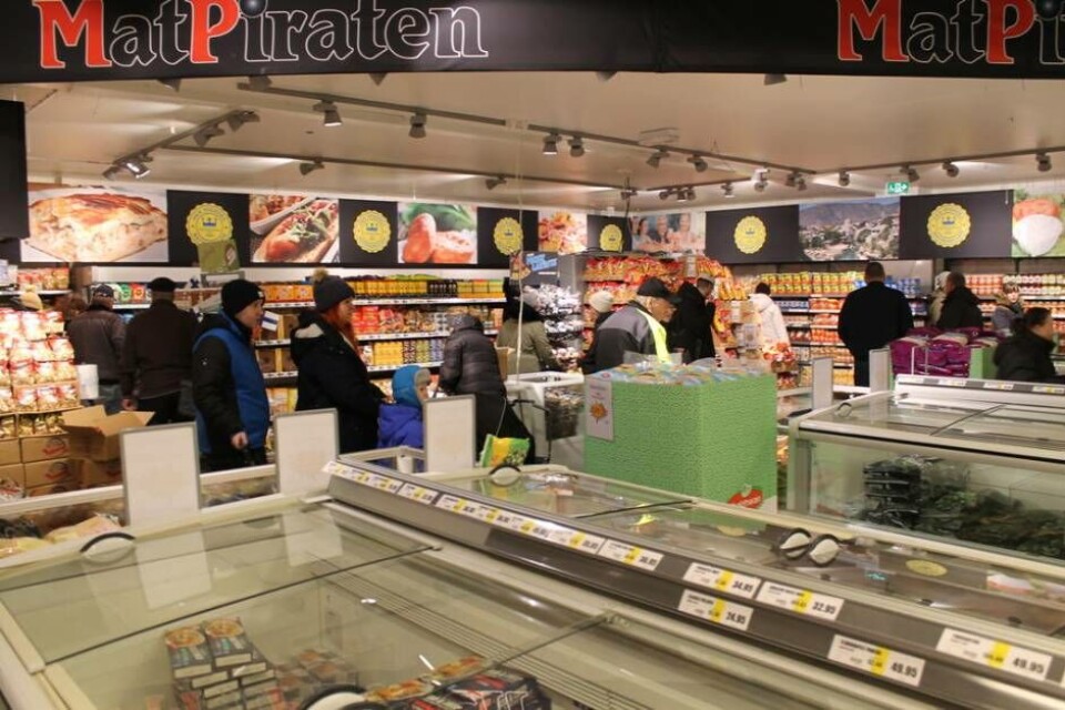 Invigning. Massor av folk besökte Matpiratens butik under invigningsdagen. Foto: Lasse Olsson