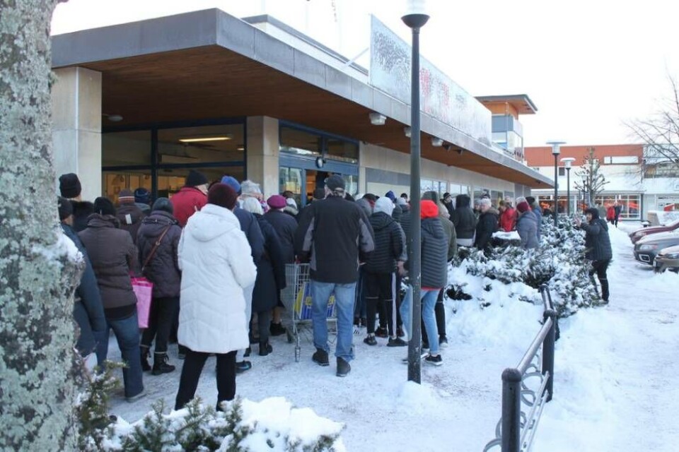 Mycket folk. Det var lång kö utanför butiken då Matpiraten slog upp sina portar i fredags. Foto: Lasse Olsson