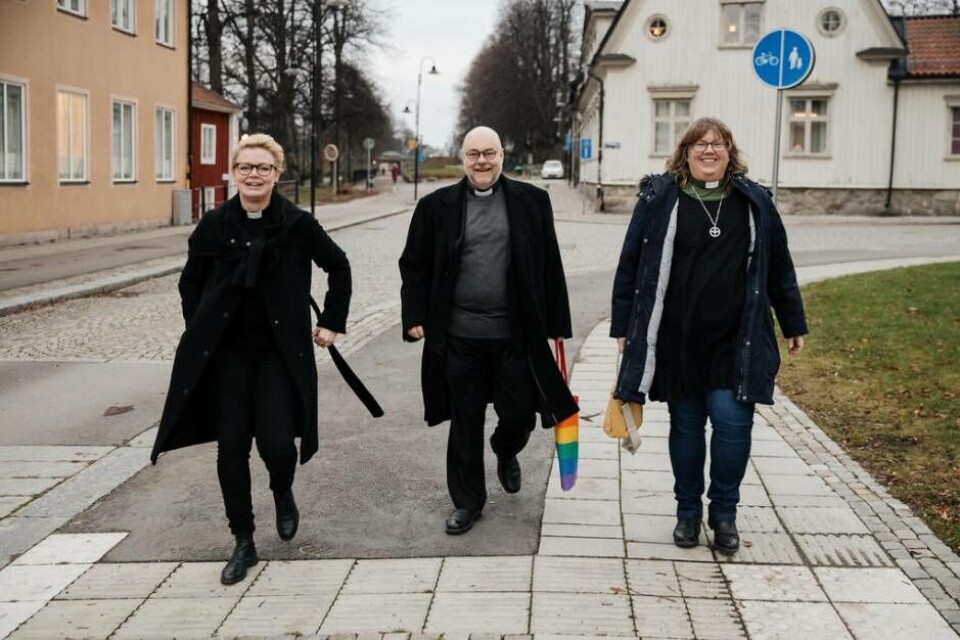 Svenska kyrkan Västerås – här representerat av Kristina Hyse, präst, Peter Forsberg, domkyrkokaplan och Pernilla Linered, diakon – ser över sina lokalbehov för en hållbar framtid. Foto: HENRIK MILL