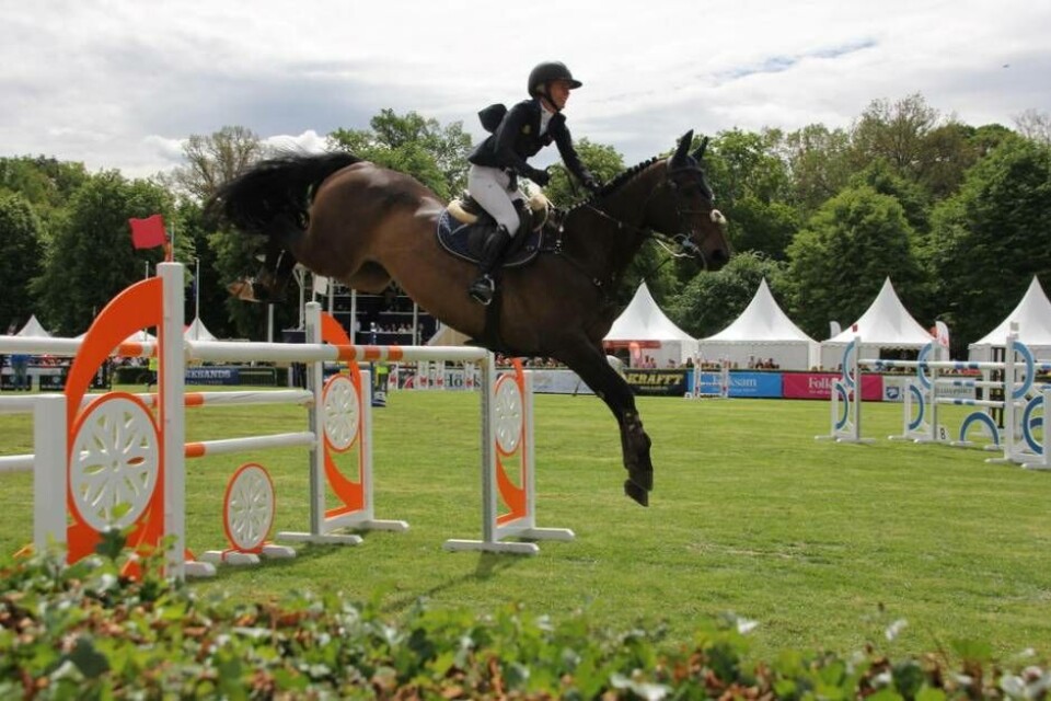 Stina Lillje från Stömsholms Ridsportsförening under sin felfria hoppning. Foto: Helena Andersson