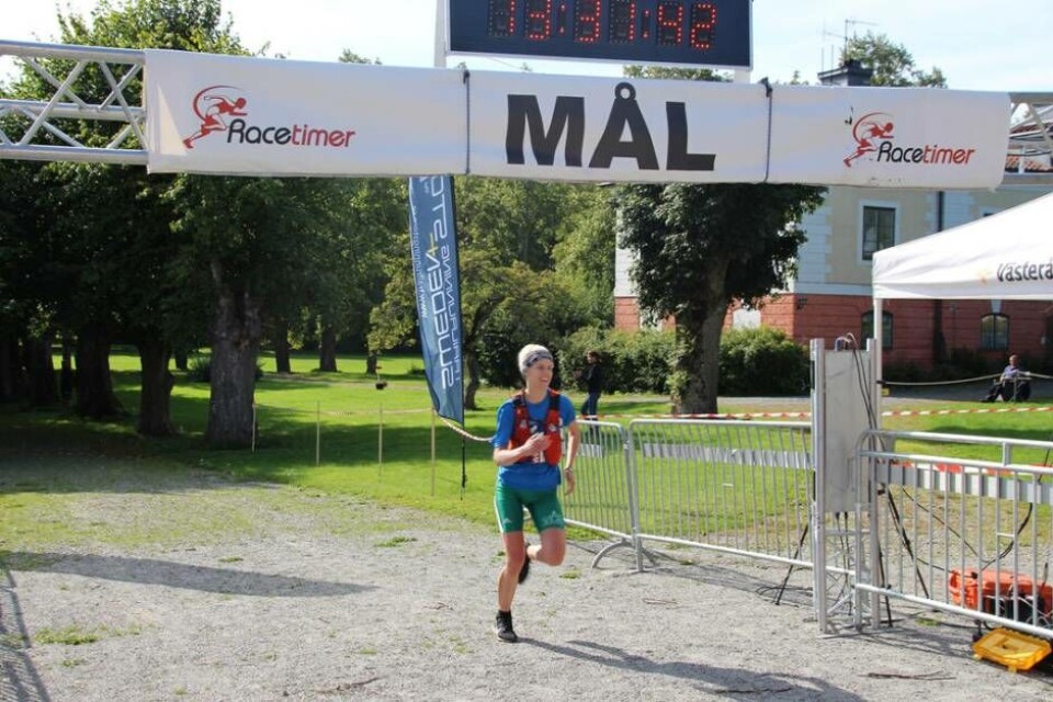 Hemmalöparen Elin Tengbert vann damklassen – och blev totaltvåa – över 50 km för andra året i rad. ”Det var kul, mycket folk som hejade på”, sa hon. Foto: Jonas Bergkvist