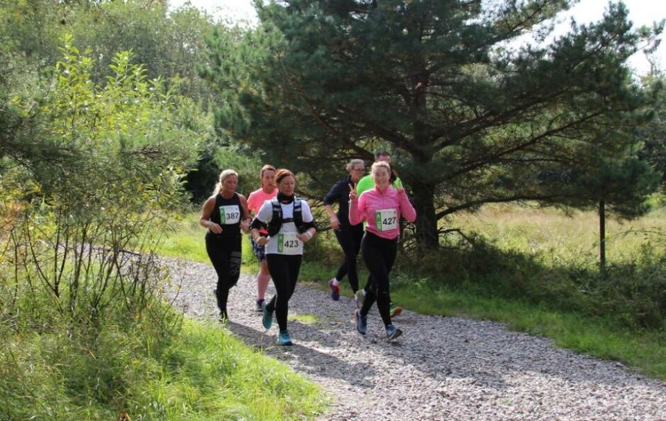 Tummen upp ute i terrängen. Ett av arrangörens motto är att deltagarna ska le sig igenom banan. Det tog åtminstone denna deltagare fasta på. Foto: Jonas Bergkvist
