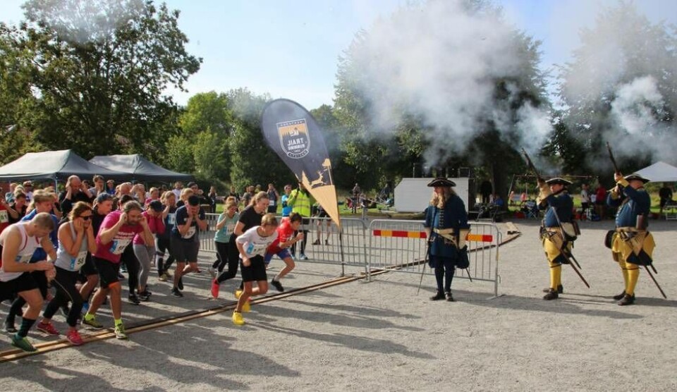 Som ett skott var Ängsö Trail Run-löparna iväg i ett av alla olika lopp som avgjordes under lördagen. Foto: Jonas Bergkvist
