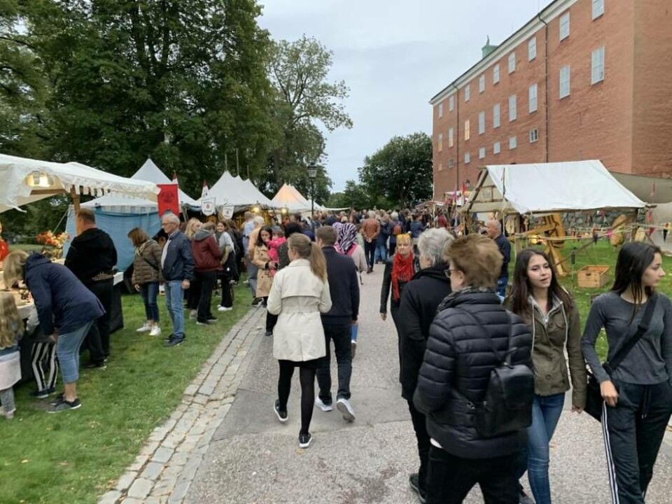 Vikingastråket med en salig blandning av försäljare, gycklare och diverse utmaningar lockade som vanligt många besökare. Foto: Jonas Edberg