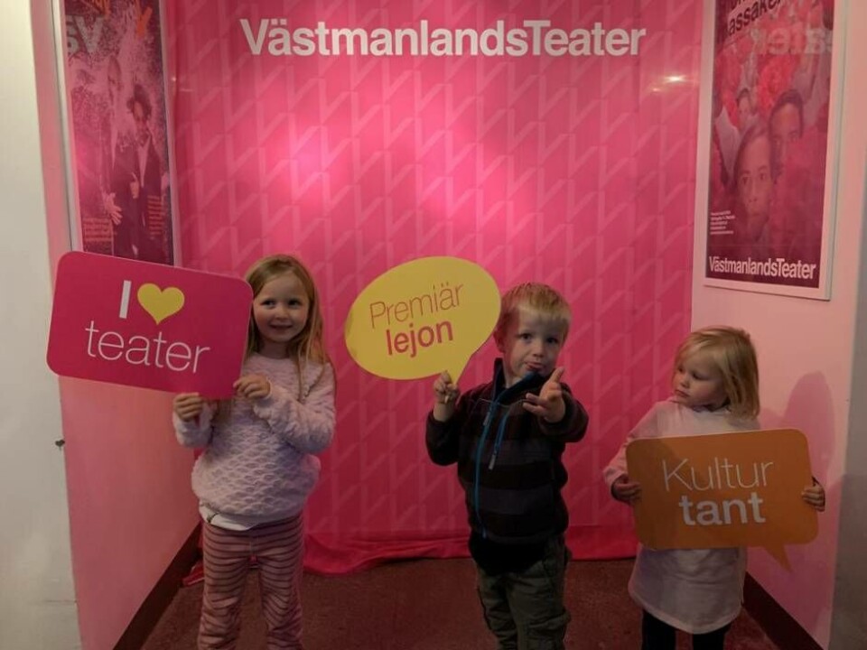 Alva, Alex och Lilly lekte i teaterns fotobox... Foto: Jonas Edberg