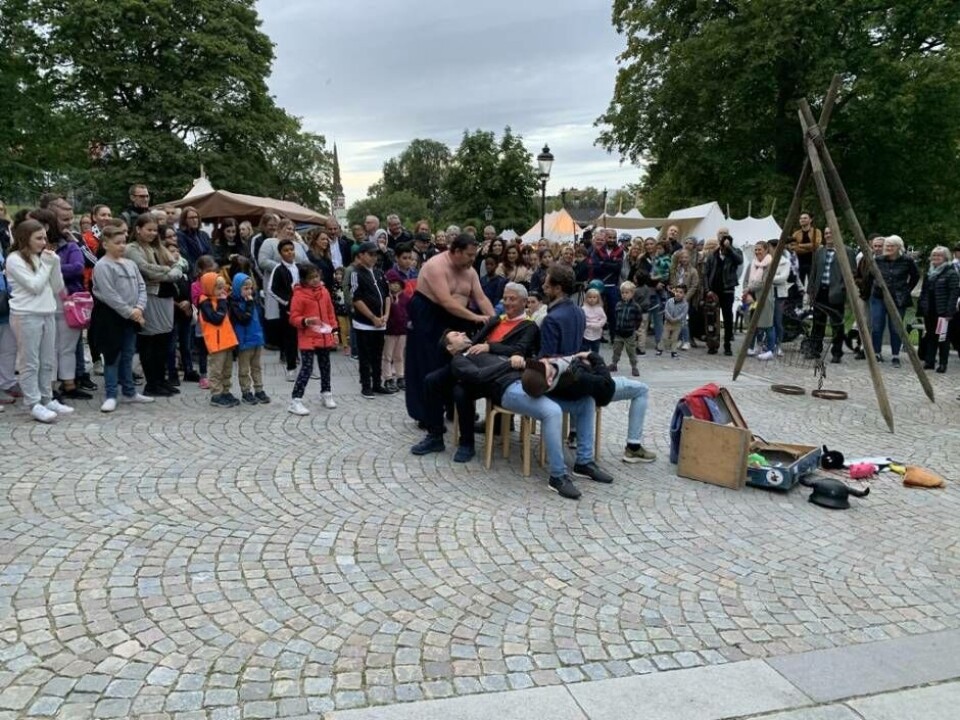 Gycklaren Ajfan showade utanför slottet. Foto: Jonas Edberg