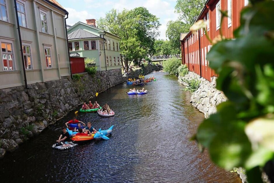 Flyter med strömmen. De blivande studenterna åkte på Svartån genom city. Foto: Josefine Wijkström