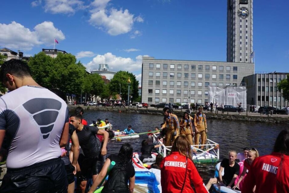 Lärarindianerna går i land vid Stadsparken. Foto: Josefine Wijkström