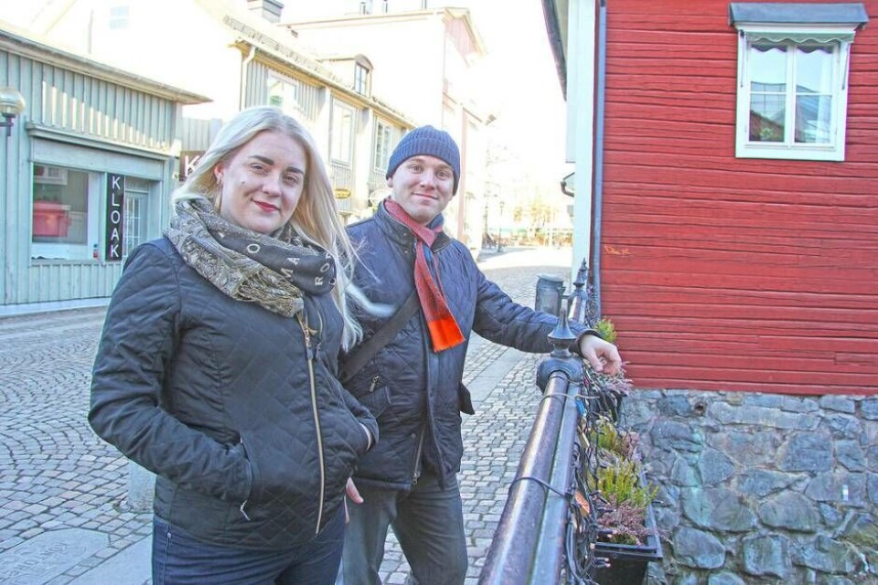 SYNAR STADEN. Johanna Aleniusson och Henrik Algotsson från Facebookgruppen ”Stoppa förfulningen av våra städer” som är en del av Arkitekturupproret. Foto: FREDRIK KLEVENHAUS×1 / 2Visa bildtextBild 1 av 2