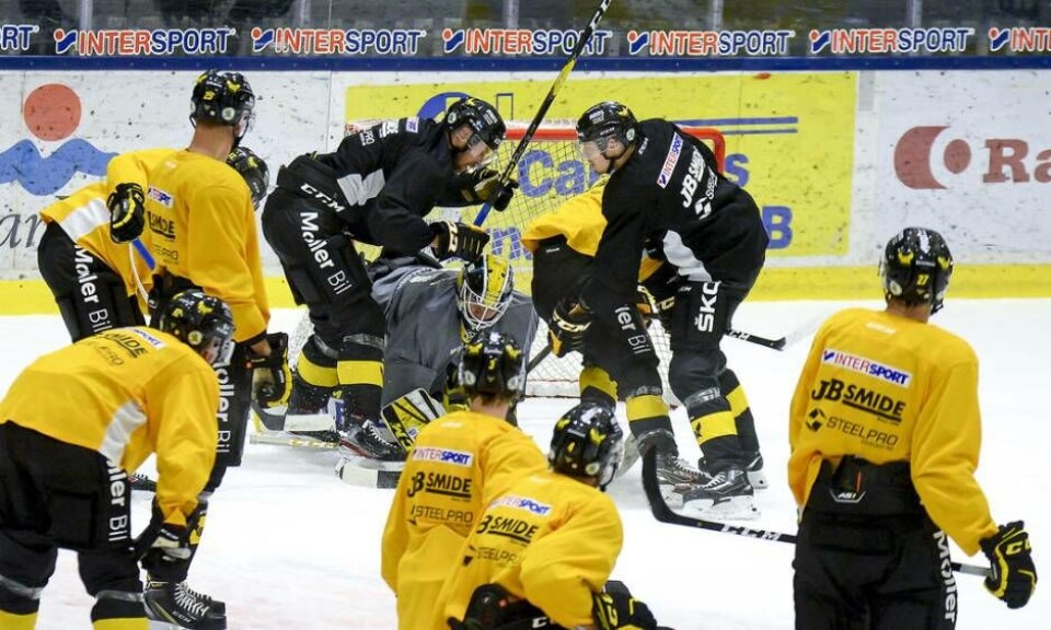 Sista finslipningarna. Västerås Tidning besökte en VIK-träning bara veckan innan seriestarten på fredag mot AIK hemma i ABB Arena. VIK-tränaren Thomas Paananen är nöjd med det han har fått se av laget hittills. ” Vi har kunnat starta på ett högre trappsteg än vad vi kunde göra förra säsongen”, säger han. Foto: stefan lindgren Foto: STEFAN LINDGREN