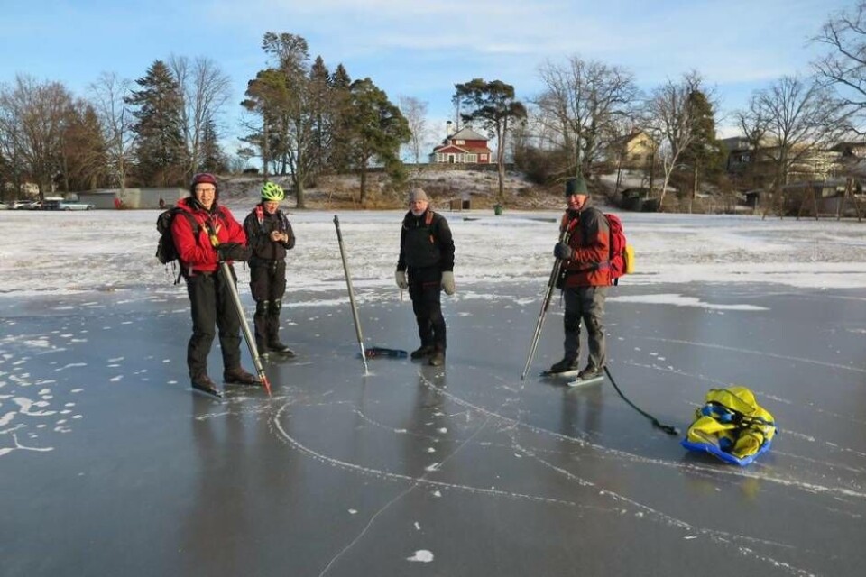 Västerås ideella plogare var under tisdagen ute och kontrollerade Mälarisen. Foto: Antti Korhonen