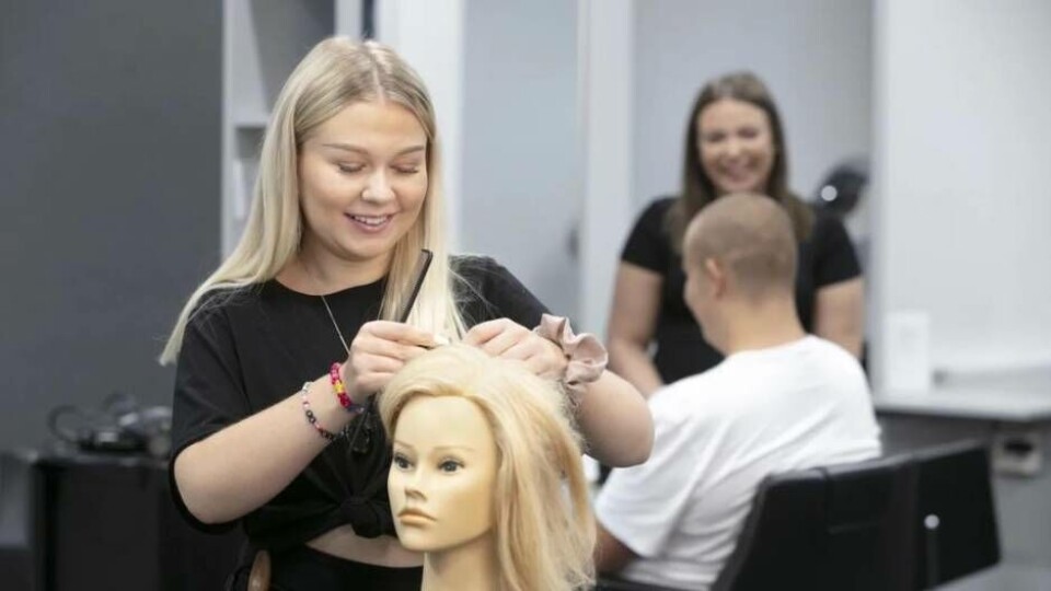 Hantverksprogrammet på Hahrska med inriktning frisör, barberare, hår och makeupstylist tar inte in några nya elever i höst. Foto: Västerås stad