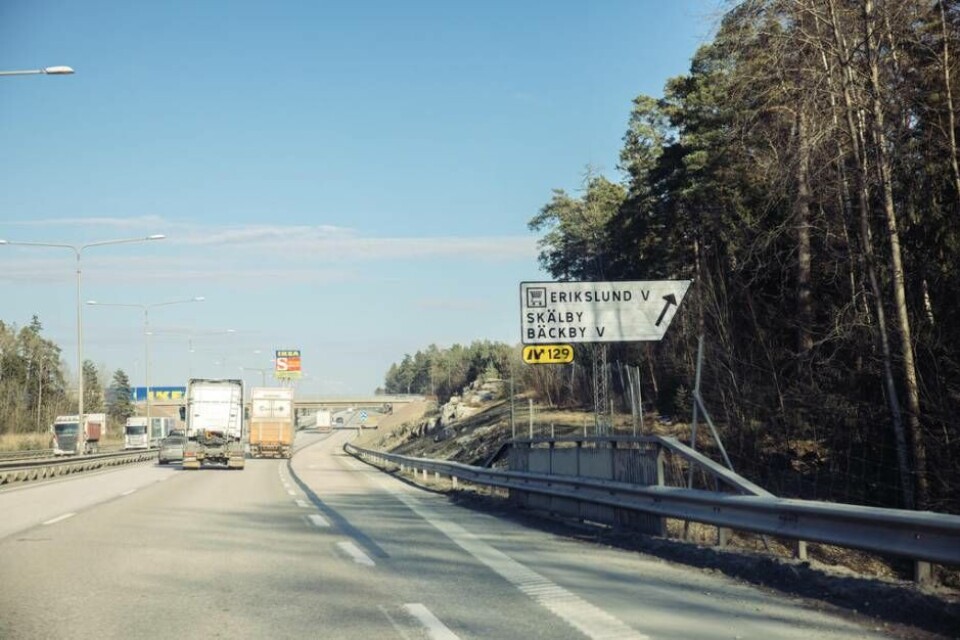 Även bilisterna som kommer på E18 från Köpingshållet välkomnas till Västerås största besöksmål genom en enkel skylt, som dessutom syns dåligt på längre håll på grund av växtligheten. Foto: Avig Kazanjian