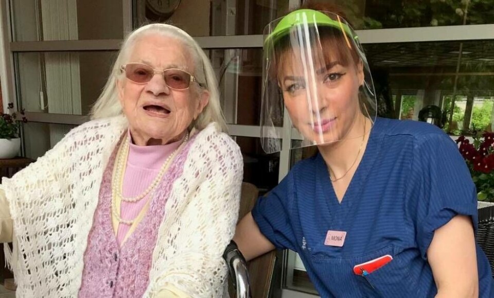 100-åriga Lilly tillsammans med vårdbiträdet Mona Shlemoon. Foto: Privat