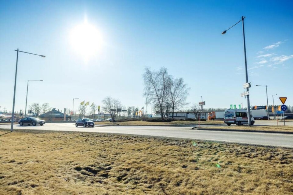 Trots flera nya avfarter är det fortfarande många som kör in till Erikslund via rondellen vid McDonalds. Detta medför att trafiktrycket stundtals blir väldigt hårt på Hallsta gårdsgatan. Foto: Avig Kazanjian