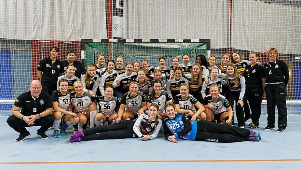 Redo för nästa SM-steg. Här är årets upplaga av VästeråsIrstas damjuniorer. Likt fjolårets guldtrupp imponerar de hittills och är nu klara för det näst sista steget i JSM. Foto: Ruben Lamers×1 / 2Visa bildtextBild 1 av 2