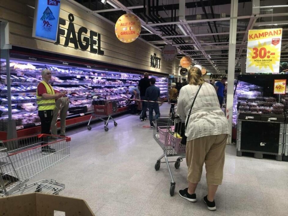 Ordning och reda. Maxi-butikerna i Västerås har satt in extrapersonal och jobbar med avspärrningar i butikerna för att undvika trängsel. Foto: Pernilla Bulldra