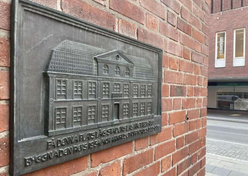 Här på Stora gatan där idag optikern Specsavers ligger finns denna skylt som förkunnar: ”På denna plats låg stadens lasarett 1826–1867”. Foto: Jonas Bergkvist