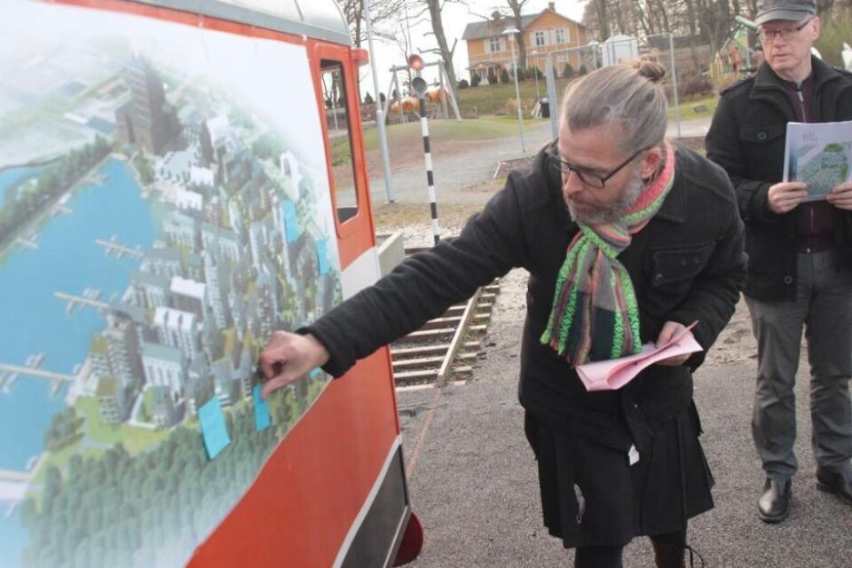 Fastighetsnämndens ordförande Magnus Edström (MP) berättar vilka kvarter som blivit tilldelade byggherrar. Foto: FREDRIK KLEVENHAUS