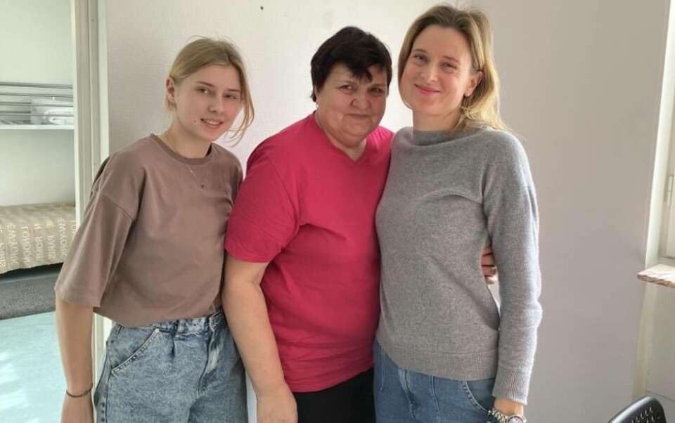 Ny i Västerås. Arina, Lidiia och Olena har varit i Sverige ungefär en månad och nyligen fått en lägenhet i Västerås. Foto: Helena Andersson