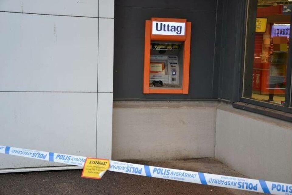 Bankomaten som männen hann bryta upp innan de greps av en polispatrull i Västerås. Foto: Polisen
