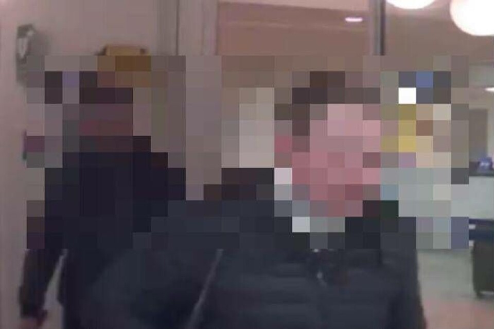 Männen fångades på bild i samband med att de reste in i Sverige. Foto: Polisen
